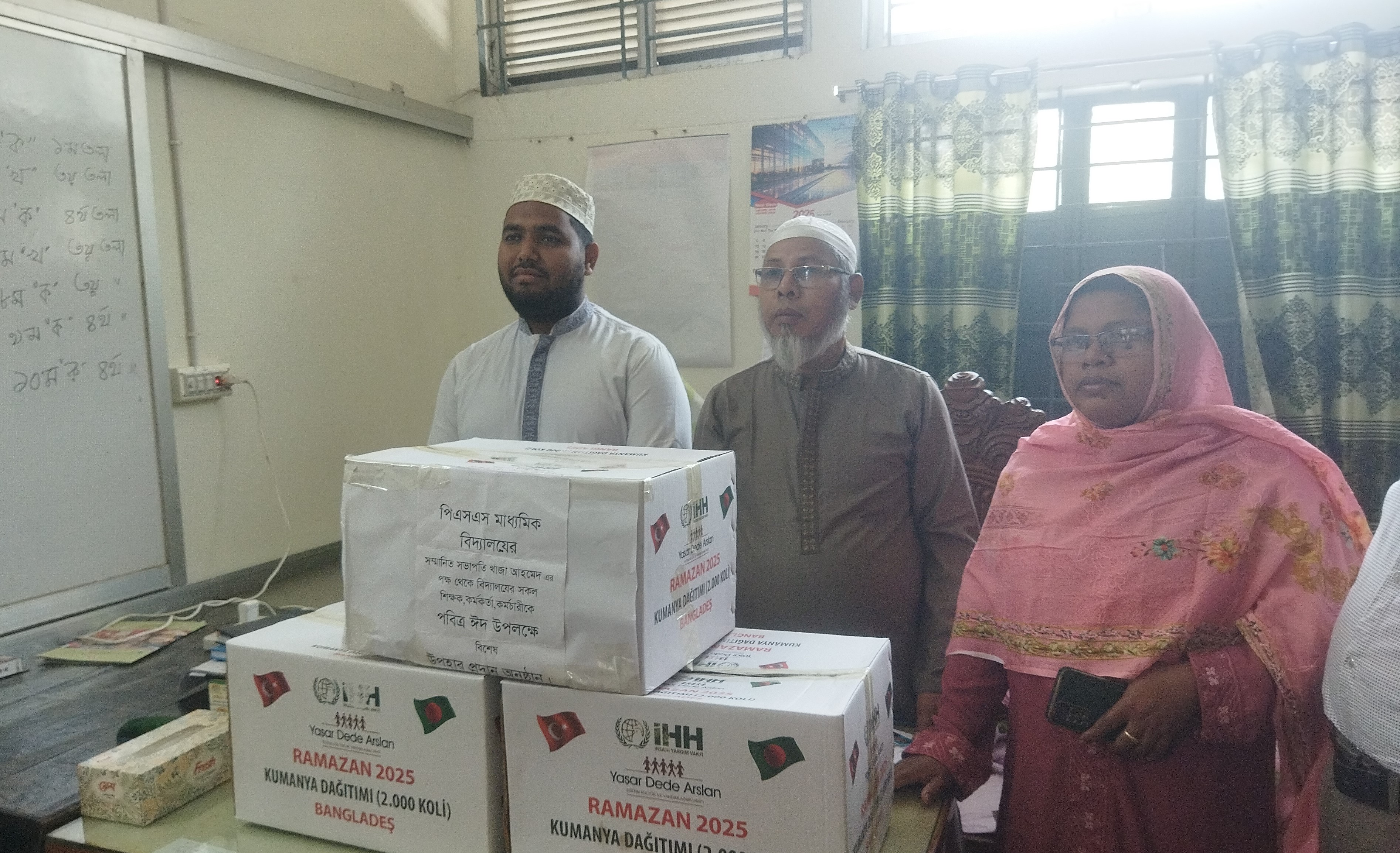 দৌলতপুরে পি এস এস হাই স্কুলের শিক্ষক কর্মচারীদের মাঝে সভাপতির ঈদ সামগ্রী বিতরণ